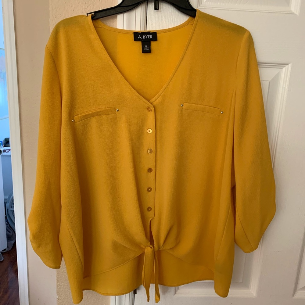 This gorgeous bright yellow top! (Never worn)